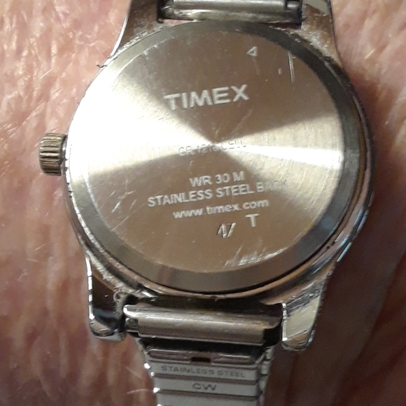 Timex Indiglo , Gold-Tone with NEW BATTERY, FREE SHIPPING ON BUNDLES OF $25⬆️ - Picture 2 of 4